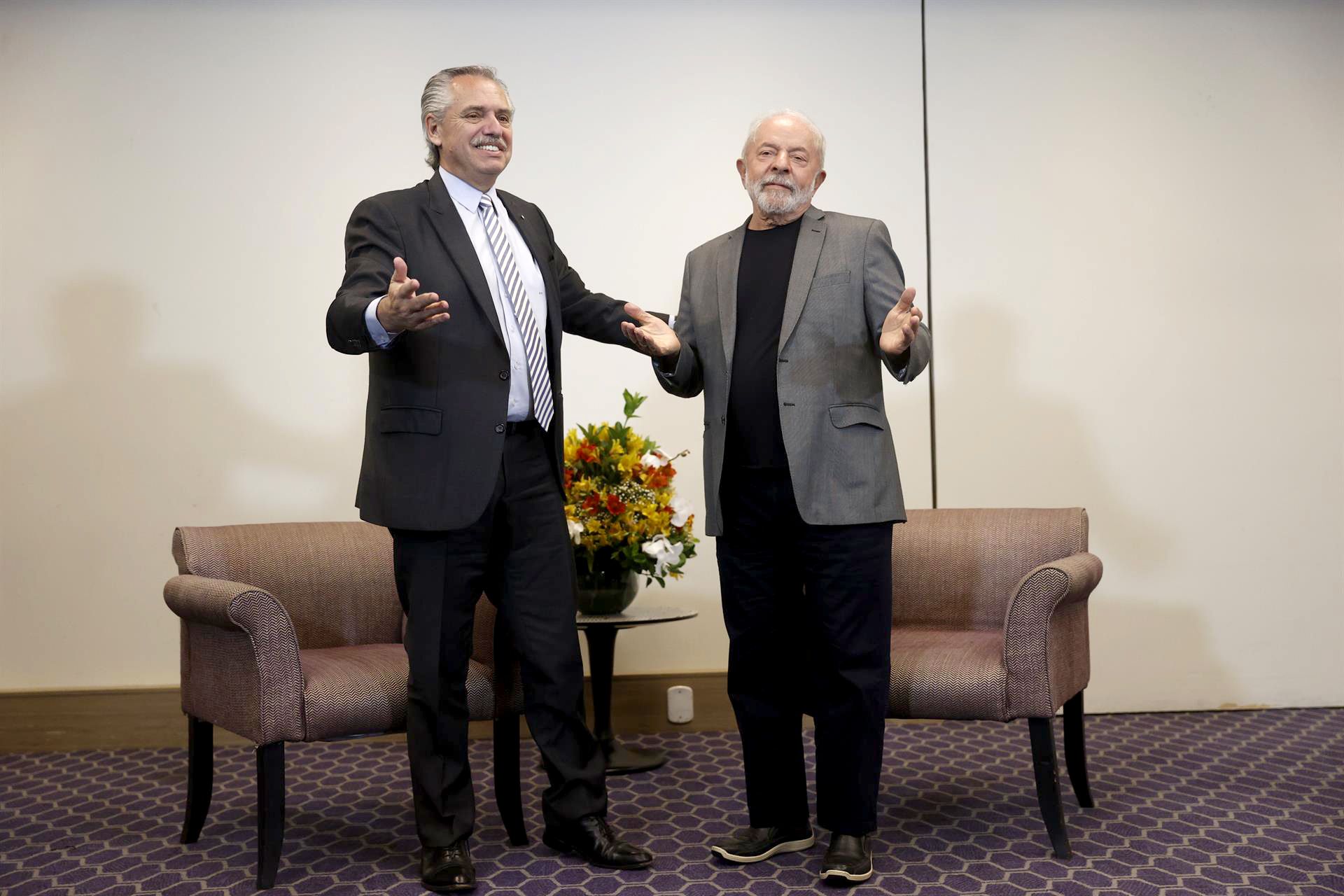 El presidente de Argentina, Alberto Fernández, con Lula da Silva, en São Paulo, Brasil, el 31 de octubre de 2022. EFE/FERNANDO BIZERRA