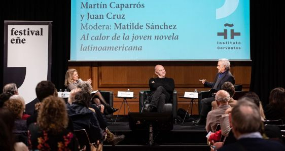 La editora de 'Ñ', Matilde Sánchez, con los periodistas Martín Caparrós y Juan Cruz, ayer, en el Instituto Cervantes de Madrid, en el Festival Eñe. INSTITUTO CERVANTES/ALEJANDRO CANA E IRENE RAYA