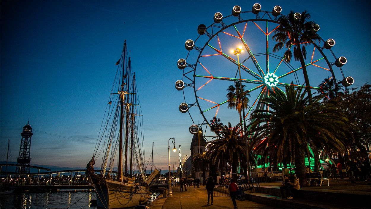 Noria en el Port Vell de Barcelona con motivo de la Navidad. BARCELONA TURISME