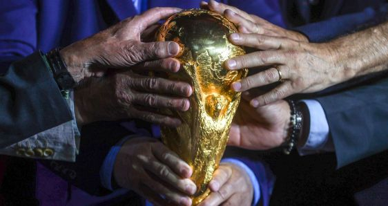 Exfutbolistas argentinos tocan el trofeo de la Copa Mundial de la FIFA, el pasado 25 octubre, en Buenos Aires. EFE/JUAN IGNACIO RONCORONI