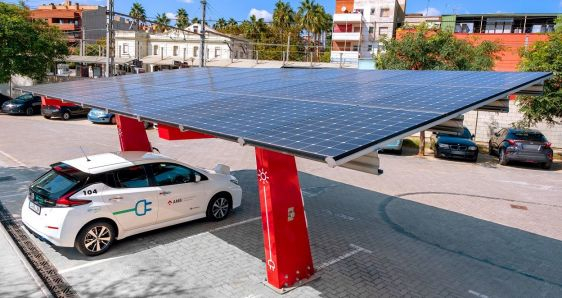 Fotolinera en Castelldefels, una de las tecnologías aplicadas por el Área Metropolitana de Barcelona para impulsar la transición energética. AMB