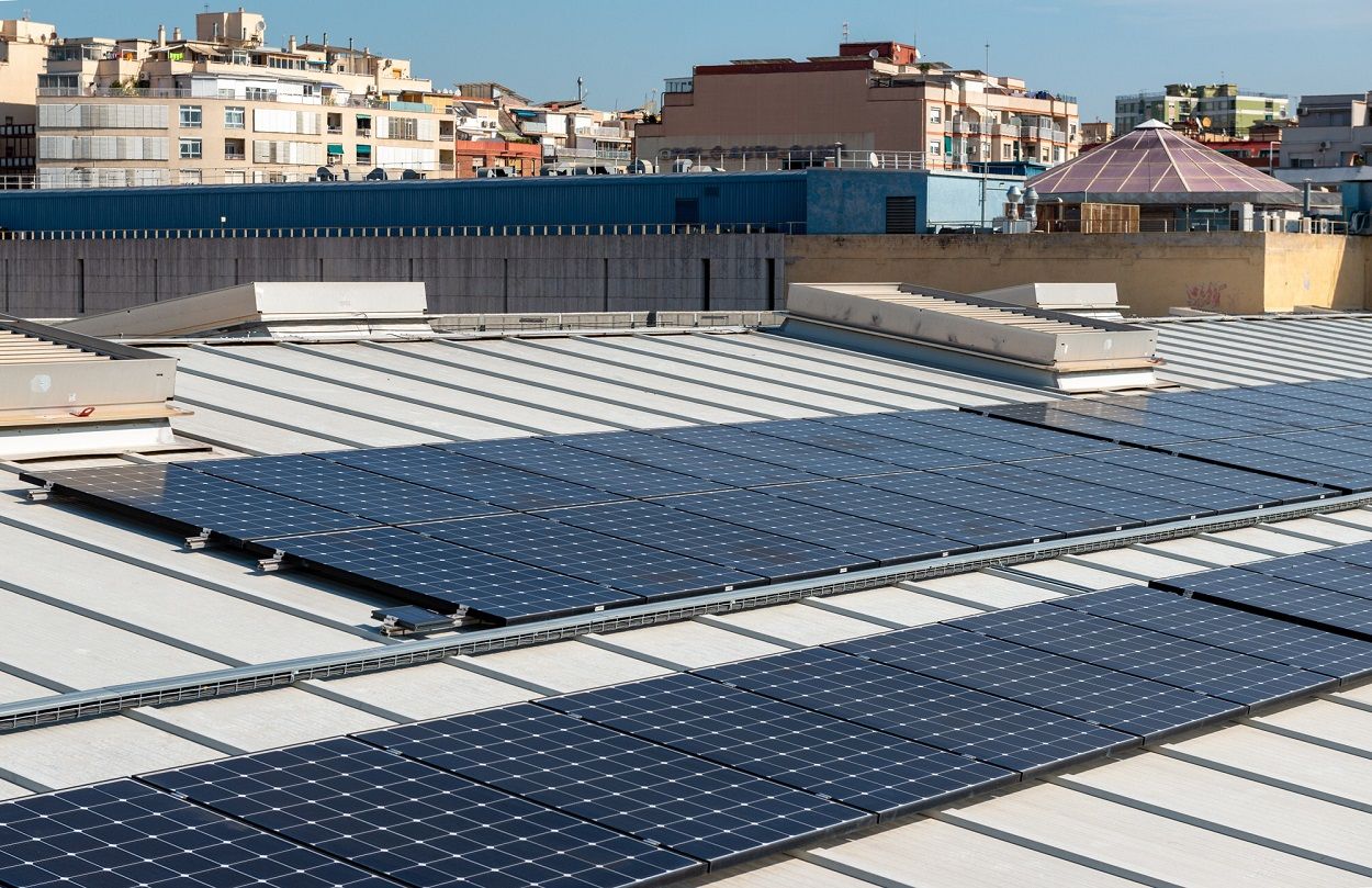 Instalación solar fotovoltaica en un edificio de Barcelona. AMB