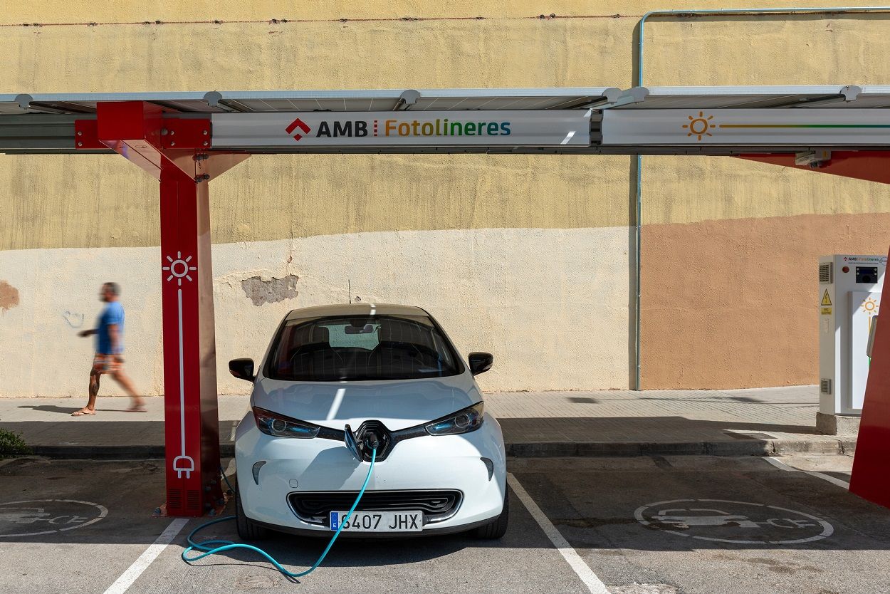 Un coche eléctrico se recarga en una fotolinera instalada por el Área Metropolitana de Barcelona. AMB