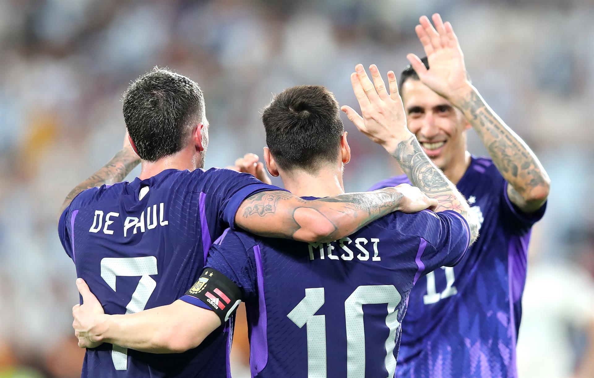 De Paul, Messi y Di María celebran un gol en un amistoso de Argentina contra Emiratos Árabes, en Abu Dhabi, el 17 de noviembre de 2022. EFE/ALI HAIDER