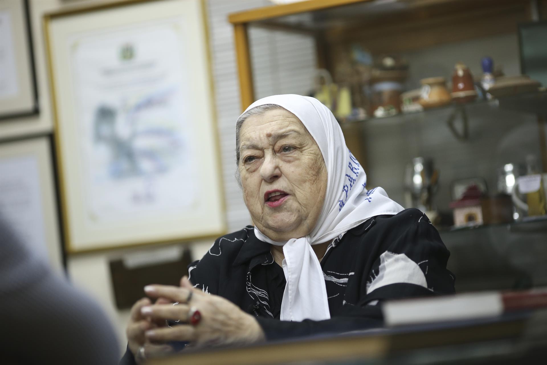 Hebe de Bonafini, en la sede de Madres de Plaza de Mayo en Buenos Aires, Argentina. EFE/DAVID FERNÁNDEZ
