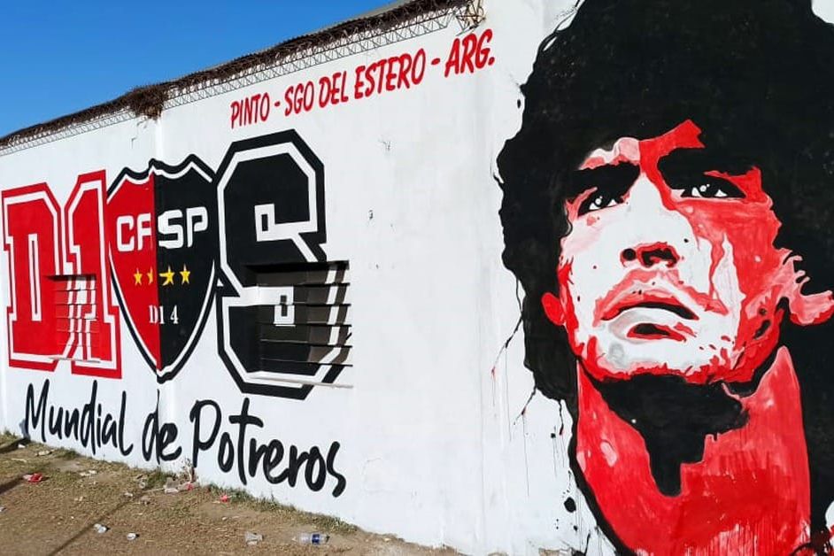 Mural dedicado a Maradona en el campo del Club Atlético Social Pinto, organizador del Mundial de Potrero. CASP