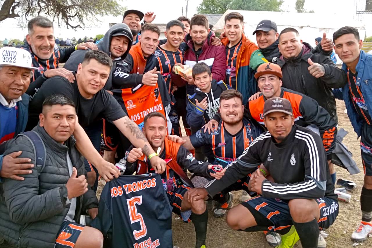 Jugadores de Los Troncos de Tigre, en el Mundial de Potrero 2022, en Pinto, Argentina. CORTESÍA