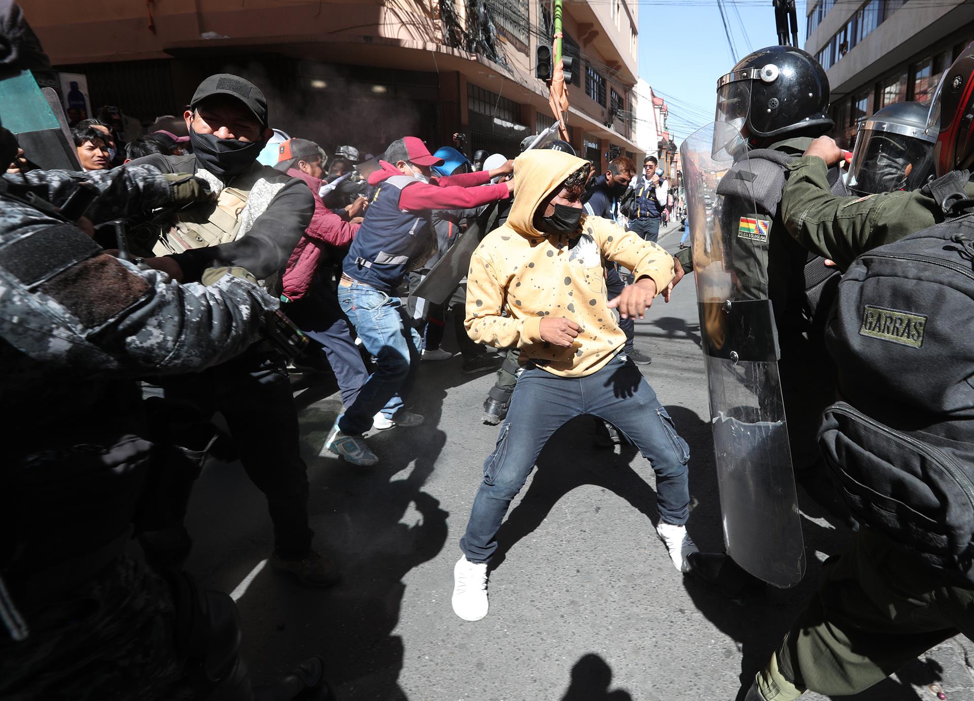 Integrantes de Adepcoca se enfrentan a la policía en La Paz, Bolivia, el 19 de septiembre de 2022. EFE/MARTÍN ALIPAZ