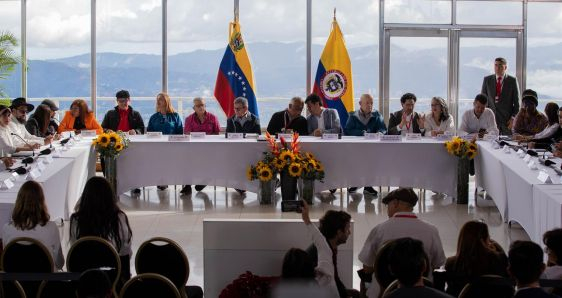 La primera sesión del diálogo de paz entre el Gobierno de Colombia y el ELN celebrada en el Hotel Humboldt de Caracas, este 21 de noviembre. EFE/RAYNER PEÑA