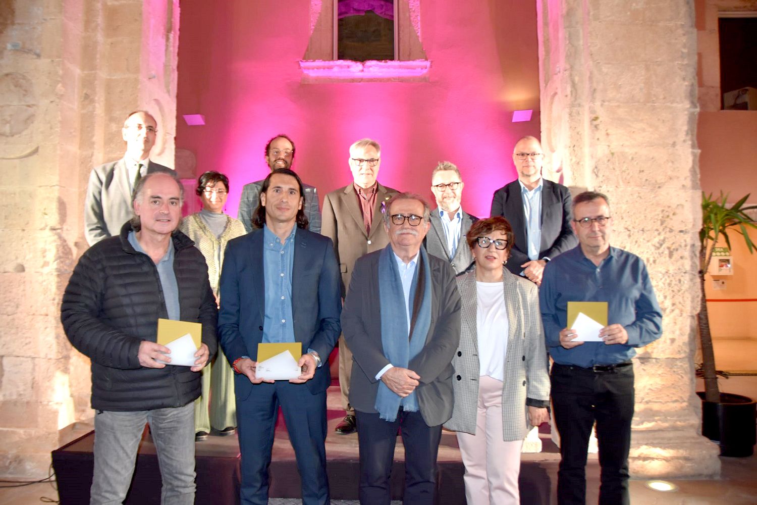 Santiago Tejedor (segundo por la izquierda), con el resto de galardonados en la 35 edición de los Premios Mañé i Flaquer, este viernes, en Torredembarra. AYUNTAMIENTO DE TORREDEMBARRA