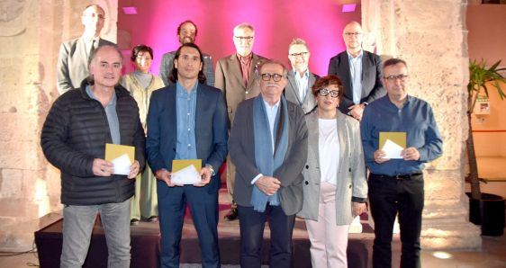 Santiago Tejedor (segundo por la izquierda), con el resto de galardonados en la 35 edición de los Premios Mañé i Flaquer, este viernes, en Torredembarra. AYUNTAMIENTO DE TORREDEMBARRA