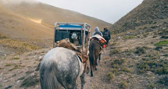 La expedición de cine móvil del documental 'La pantalla andina', de Carmina Balaguer. MÓNT.ON