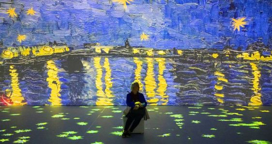 Las exposiciones inmersivas, como esta de Van Gogh en Ciudad de Guatemala, son tendencia en el museo pospandémico. EFE/ESTEBAN BIBA