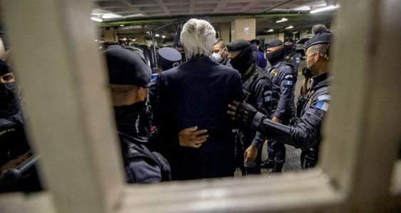 El presidente de ‘elPeriódico’ de Guatemala, José Rubén Zamora, custodiado por la policía tras una comparecencia judicial, el 9 de agosto de 2022. EFE/ESTEBAN BIBA