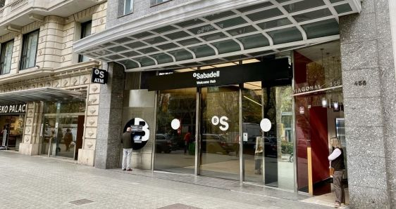 Entrada principal del Welcome Hub del Banc Sabadell en el centro de Barcelona. BANCO SABADELL
