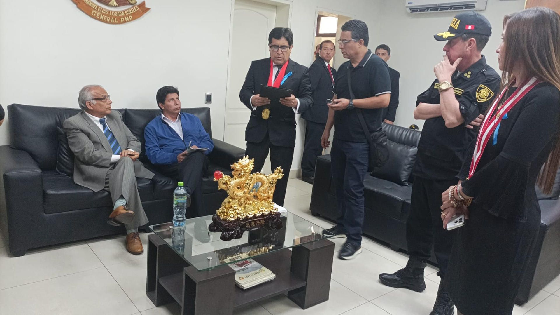 El destituido presidente de Perú, Pedro Castillo, con su exprimer ministro, Aníbal Torres, detenido en la Prefectura de Lima, este miércoles. EFE/OFICINA DE ADMINISTRACIÓN DE JUSTICIA