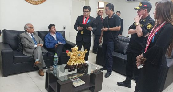 El destituido presidente de Perú, Pedro Castillo, con su exprimer ministro, Aníbal Torres, detenido en la Prefectura de Lima, este miércoles. EFE/OFICINA DE ADMINISTRACIÓN DE JUSTICIA