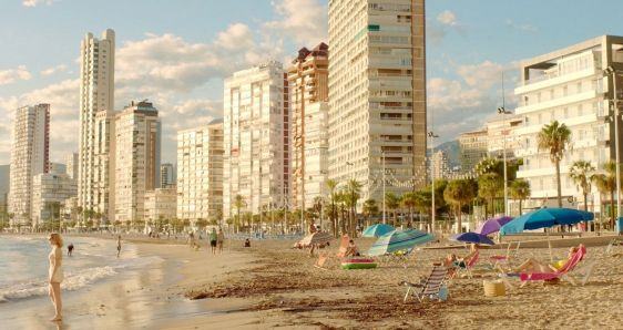 Fotograma de 'Sóc vertical pero m'agradaria ser horitzontal', la película que imagina a Sylvia Plath en Benidorm. DVEIN FILMS