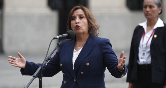 La presidenta de Perú, Dina Boluarte, en el Palacio de Gobierno en Lima. EFE/PAOLO AGUILAR