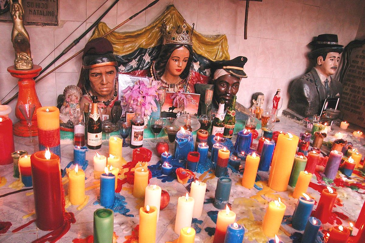 Altar dedicado a la diosa María Lionza en la montaña de Sorte, Venezuela. ALICOLMENARES CON LICENCIA CC BY-SA 4.0