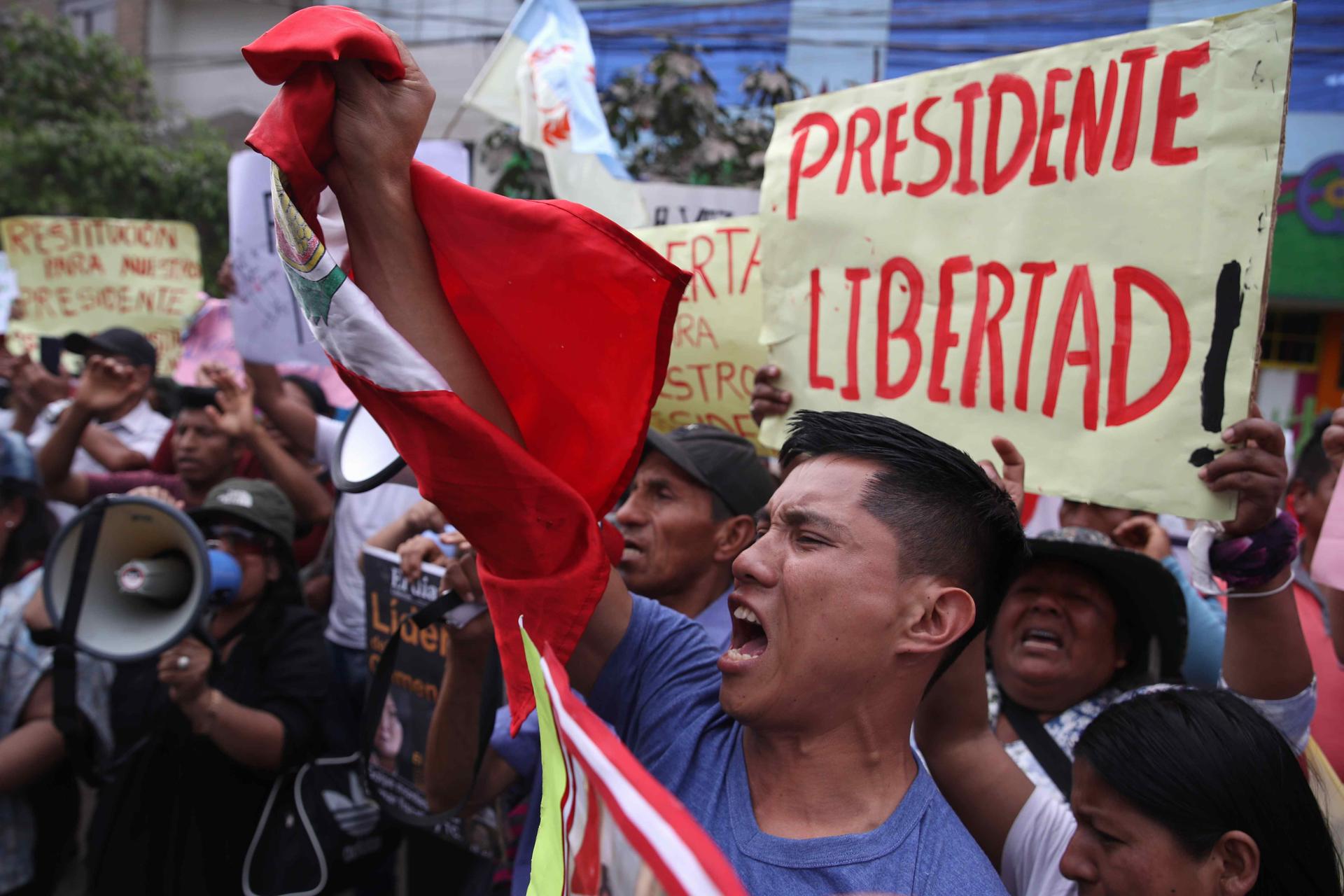 Manifestación a favor de la liberación de Pedro Castillo en Lima, Perú, este martes. EFE/PAOLO AGUILAR