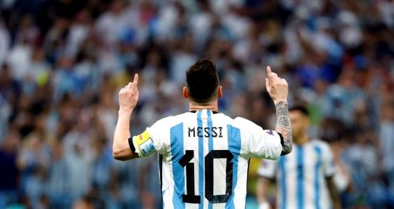 Leo Messi celebra un gol en la semifinal de Argentina contra Croacia del Mundial de Qatar, el 13 de diciembre. EFE/JUANJO MARTÍN