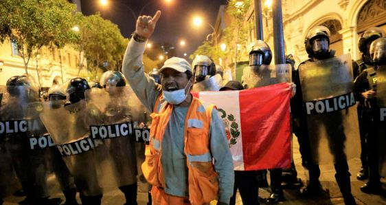 Manifestación en apoyo a Pedro Castillo en Lima, Perú, este jueves. EFE/BIENVENIDO VELASCO