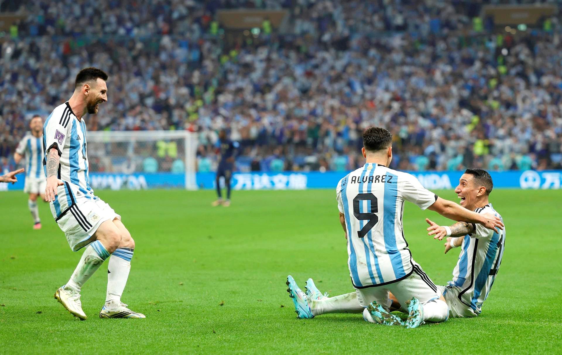 Messi, Álvarez y Di María celebran el 2-0 de Argentina contra Francia en la final del Mundial de Fútbol de Qatar, el18 de diciembre de 2022. EFE/EPA/RONALD WITTEK Messi, Álvarez y Di María celebran el 2-0 de Argentina contra Francia en la final del Mundial de Fútbol de Qatar, el18 de diciembre de 2022. EFE/EPA/RONALD WITTEK