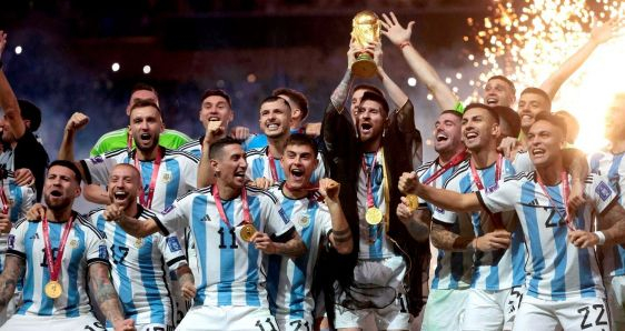 Messi y el resto de jugadores de Argentina, con la Copa del Mundo lograda en el Mundial de Qatar 2022. EFE/JUAN IGNACIO RONCORONI
