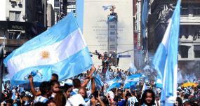 Hinchas de Argentina celebran el Mundial de Fútbol en el Obelisco de Buenos Aires, el 18 de diciembre. EFE/RAÚL MARTÍNEZ