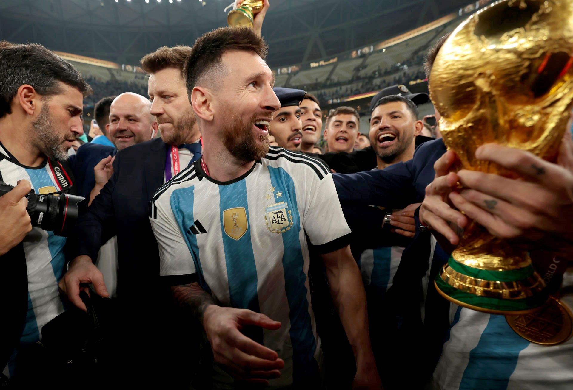 Leo Messi celebra con Argentina el Mundial de Fútbol Qatar, el 18 de diciembre de 2022. EFE/JUAN IGNACIO RONCORONI