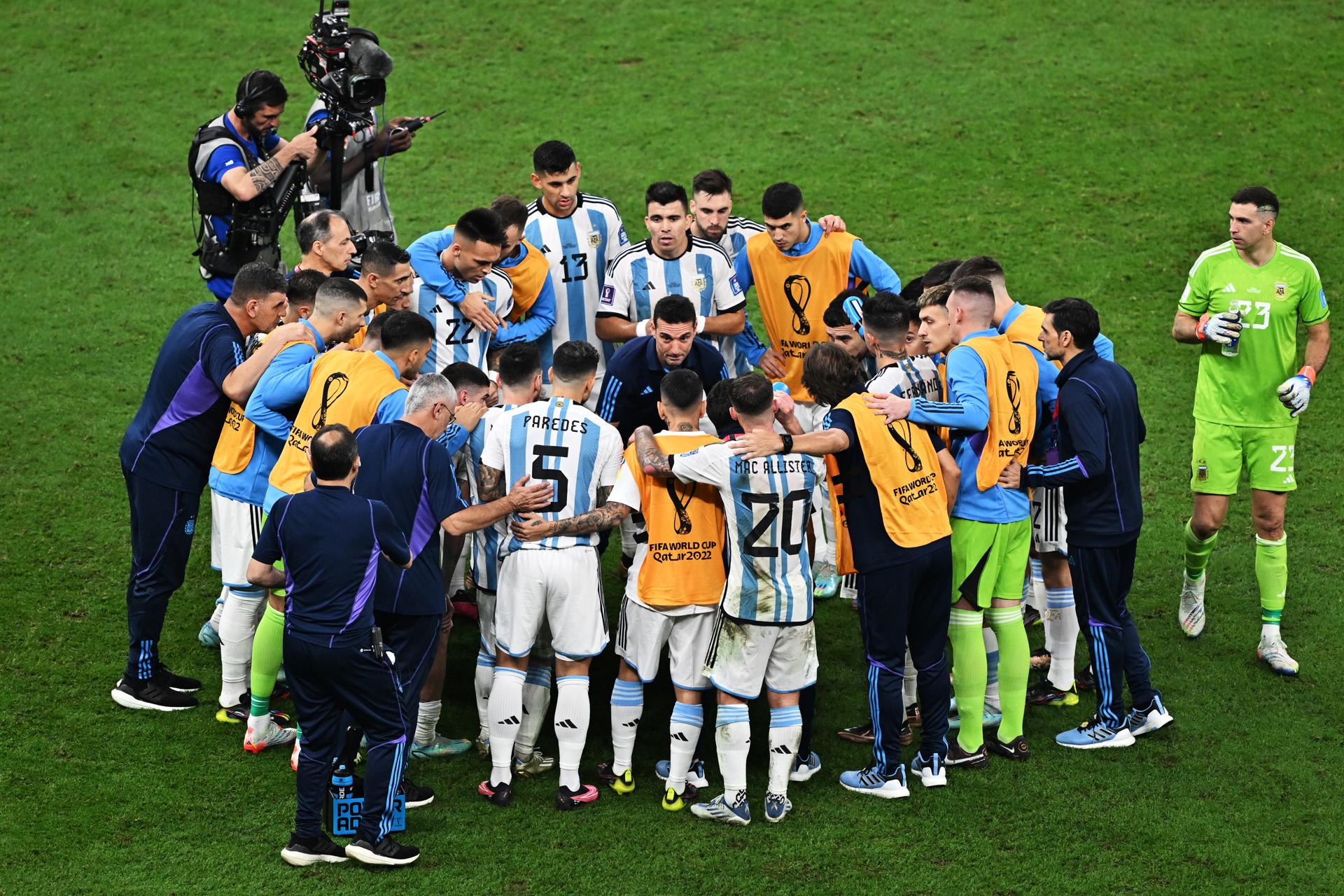 Lionel Scaloni, rodeado por los jugadores de Argentina, en la final del Mundial de Qatar 2022. EFE/EPA/NOUSHAD THEKKAYIL