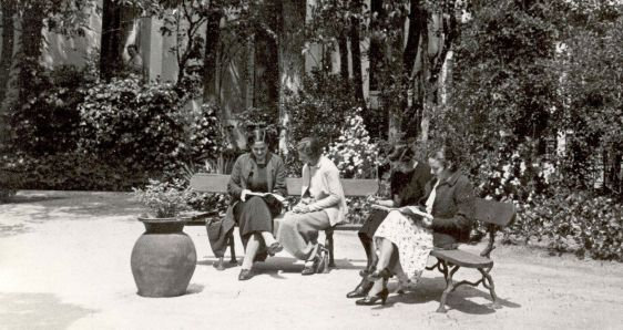 Estudiantes en el jardín de la Residencia de Señoritas de Madrid. © ARCHIVO DE LA FUNDACIÓN ORTEGA-MARAÑÓN
