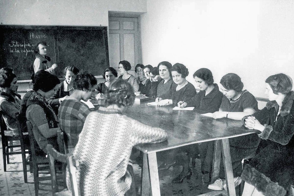 Estudiantes de la Residencia de Señoritas de Madrid, en clase. ARCHIVO