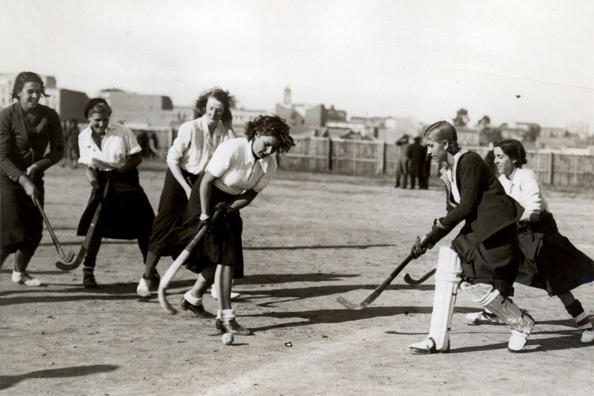 Estudiantes de la Residencia de Señoritas jugando a hockey. © ARCHIVO DE LA FUNDACIÓN ORTEGA-MARAÑÓN