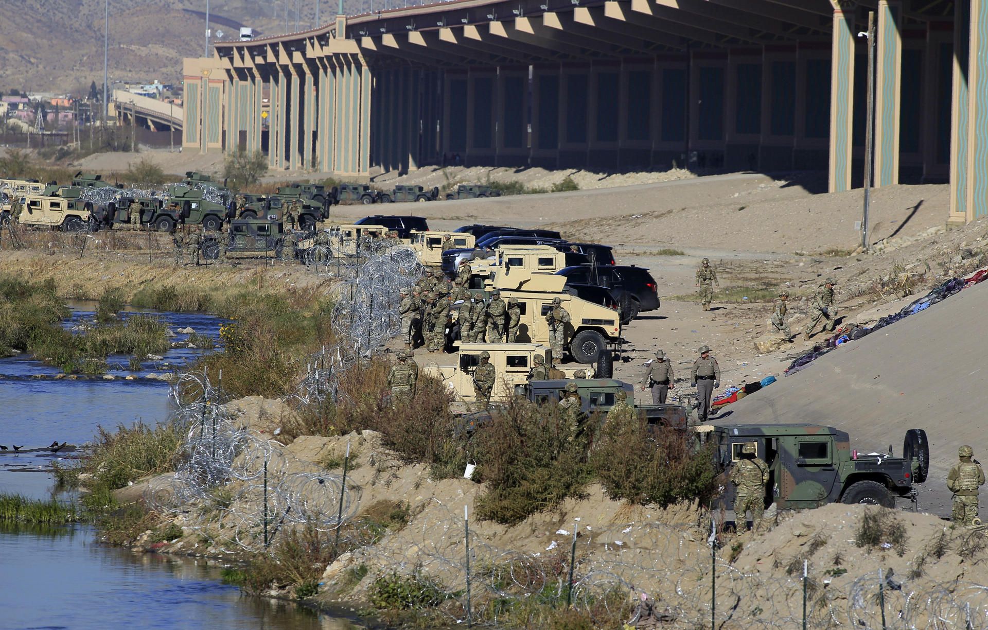 Despliegue de la Guardia Nacional de Estados Unidos en la frontera con Ciudad Juárez, México, para evitar el paso de migrantes, este 20 de diciembre de 2022. EFE/LUIS TORRES