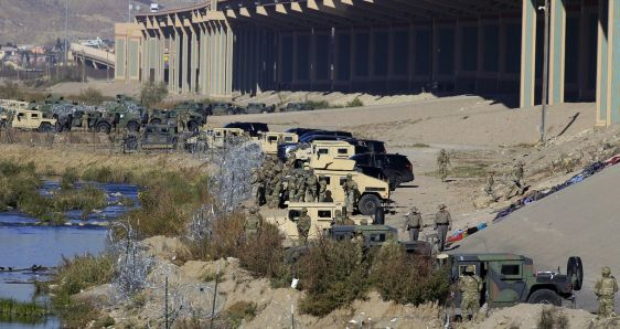 Despliegue de la Guardia Nacional de Estados Unidos en la frontera con Ciudad Juárez, México, para evitar el paso de migrantes, este 20 de diciembre de 2022. EFE/LUIS TORRES