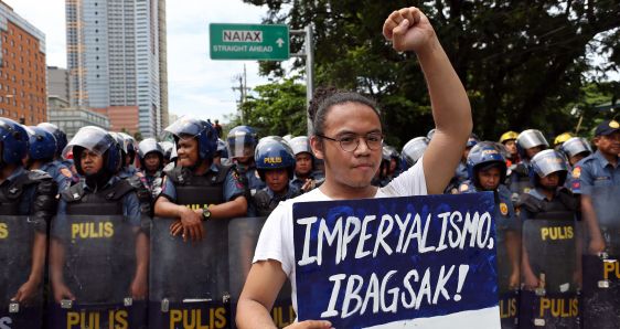 Un joven en una protesta en Manila con motivo del Día de la Independencia de Filipinas, país donde todavía se habla español. ALEJANDRO ERNESTO