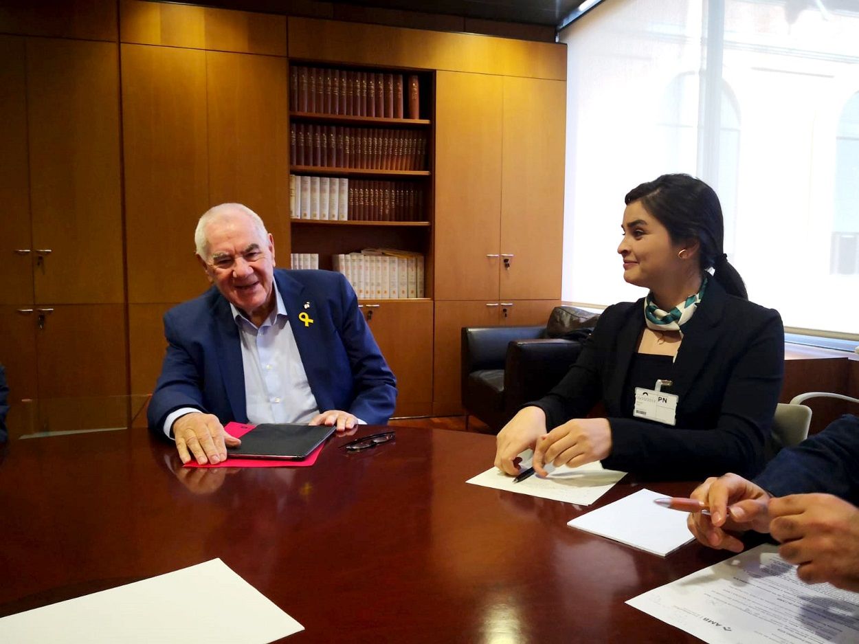 Ernest Maragall, vicepresidente del Área Internacional y Cooperación de AMB, con Berivan Omar, vicepresidenta de Autoridades Locales y Medioambiente de Jazeera, noreste de Siria. AMB