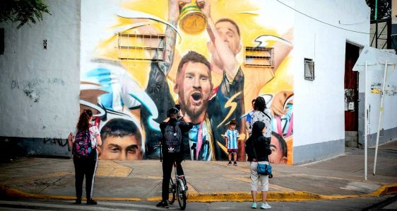Mural del Mundial ganado por la Argentina de Leo Messi, en el barrio de Palermo, Buenos Aires, el 23 de diciembre. EFE/JUAN IGNACIO RONCORONI