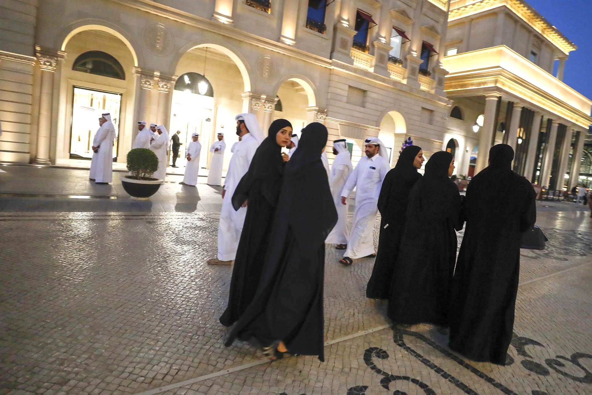 Mujeres pasean por la Ciudad Cultural de Katara en Doha, Qatar. EFE/ALBERTO ESTËVEZ