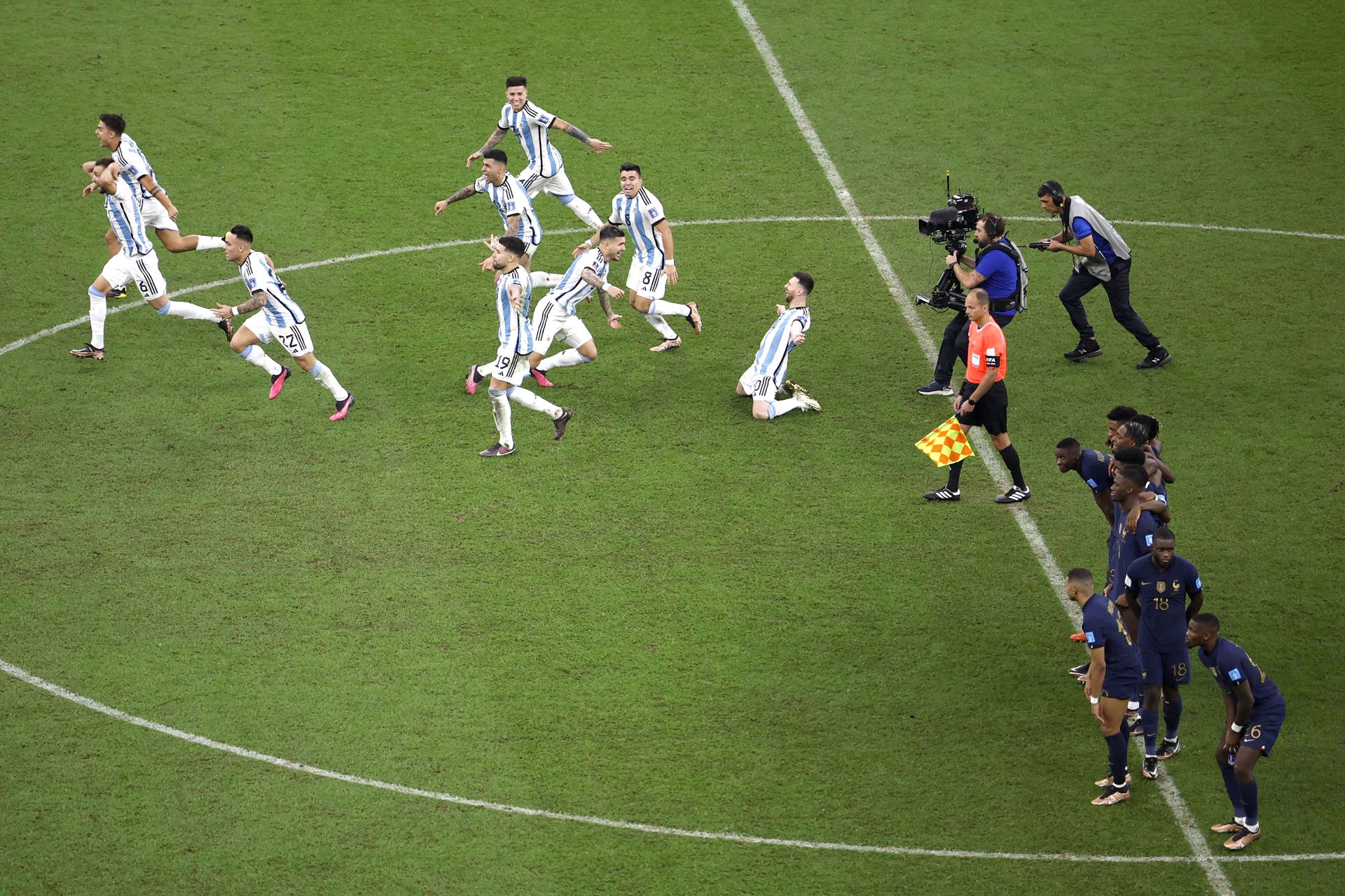 Los jugadores de Argentina celebran la victoria frente a Francia en la final del Mundial de Qatar 2022. EFE/ALBERTO ESTÉVEZ Los jugadores de Argentina celebran la victoria frente a Francia en la final del Mundial de Qatar 2022. EFE/ALBERTO ESTÉVEZ