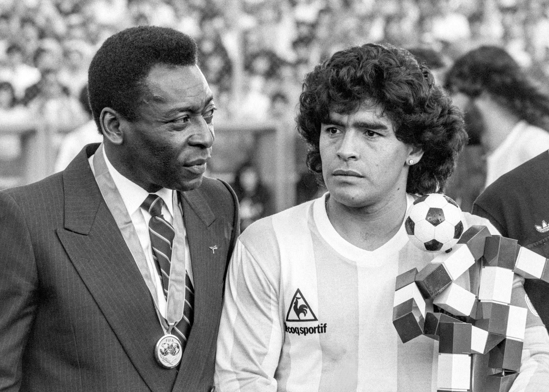Pelé, con Diego Armando Maradona, en Zúrich, Suiza, en 1987. EFE Pelé, con Diego Armando Maradona, en Zúrich, Suiza, en 1987. EFE