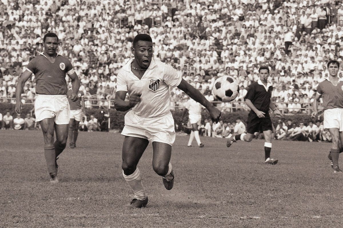 Pelé, jugando con el Santos contra el Benfica, en Nueva York, en 1966. ARCHIVO