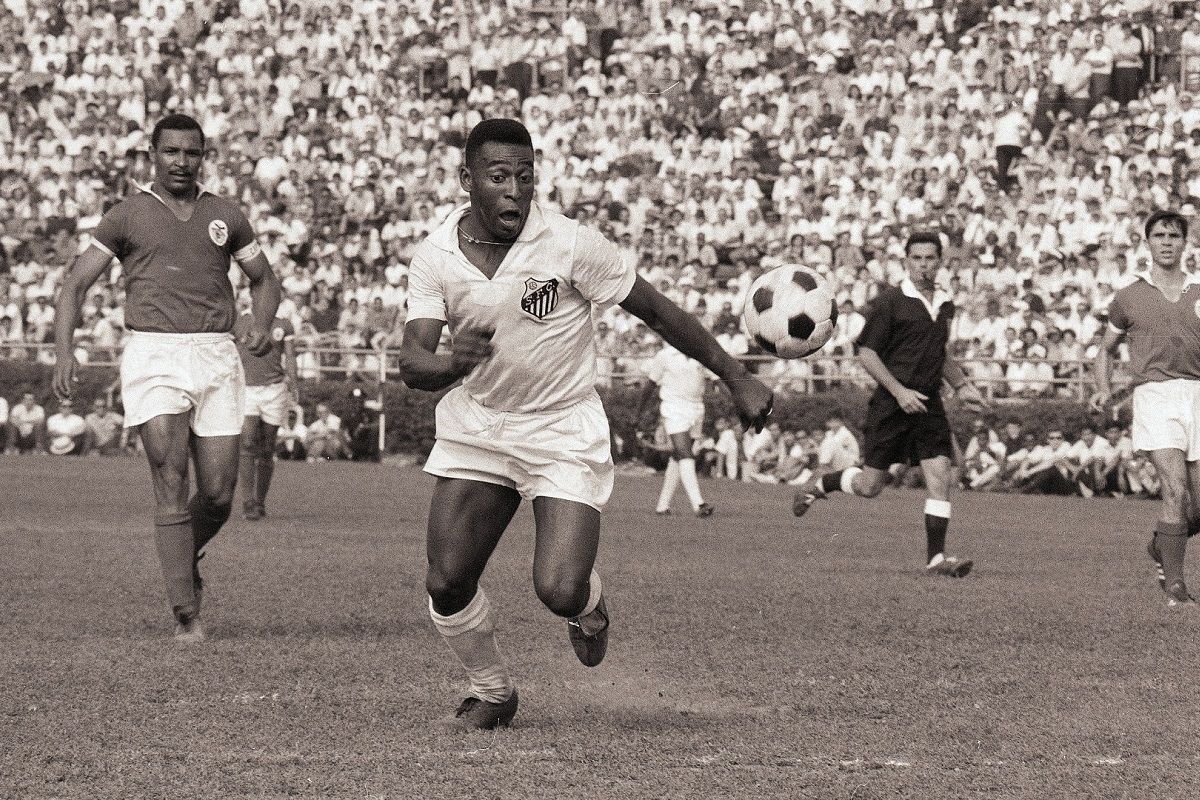 Pelé, jugando con el Santos contra el Benfica, en Nueva York, en 1966. ARCHIVO Pelé, jugando con el Santos contra el Benfica, en Nueva York, en 1966. ARCHIVO