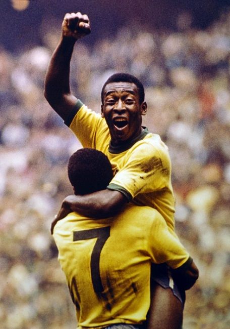 Pelé celebra un gol con Jairzinho, en la final del Mundial de México de 1970. ARCHIVO