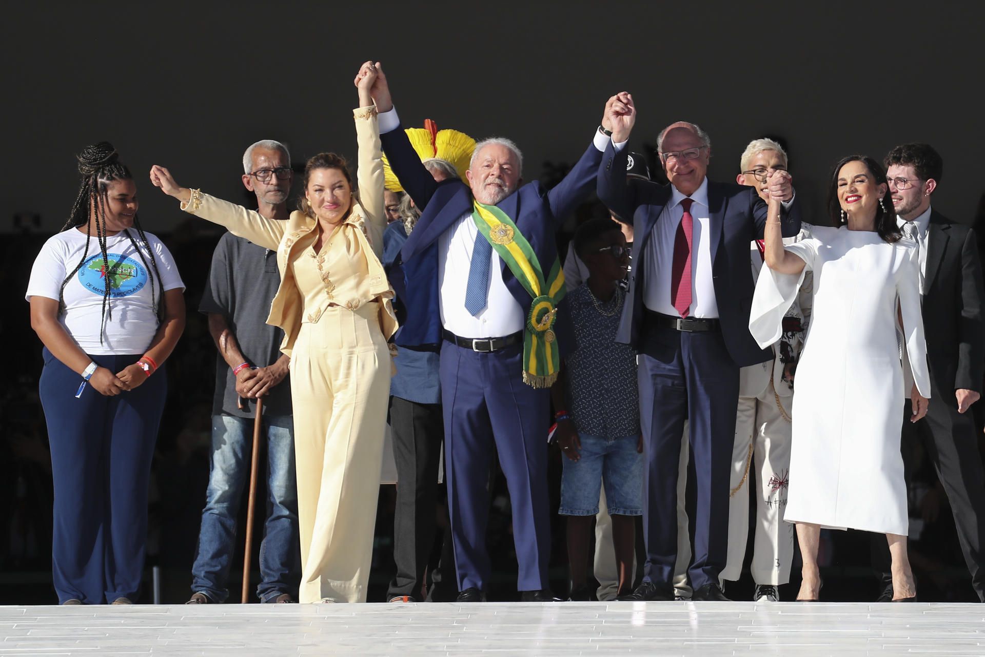 El nuevo presidente de Brasil, Lula da Silva (centro), en la ceremonia de investidura en el Palacio de Planalto, en Brasilia, el 1 de enero de 2023. EFE/SEBASTIAO MOREIRA