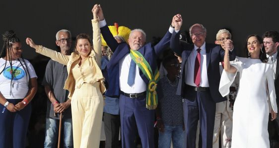 El nuevo presidente de Brasil, Lula da Silva (centro), en la ceremonia de investidura en el Palacio de Planalto, en Brasilia, el 1 de enero de 2023. EFE/SEBASTIAO MOREIRA