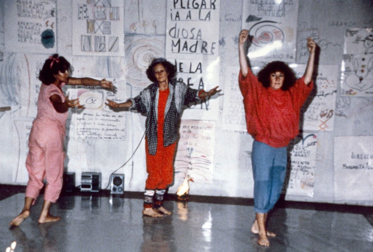 Danza ritual 'La Diosa Madre de la creación', en la casa-taller de Margarita Azurdia (1985). MUSEO REINA SOFÍA