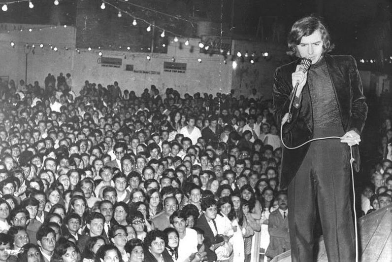 El cantautor Joan Manuel Serrat, en concierto en Rosario, Argentina, el 7 de febrero de 1970. ARCHIVO